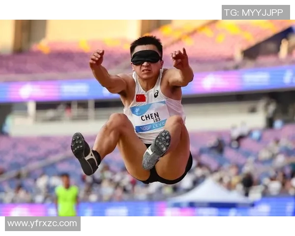 中国选手打破亚洲跳远纪录 教练感动落泪见证历史性时刻 中国选手打破亚洲跳远纪录 教练感动落泪见证历史性时刻